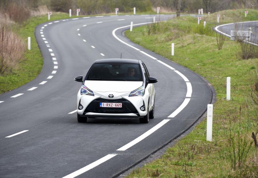  Toyota Yaris Bi-Tone 2017 года  (фото 35 из 36)